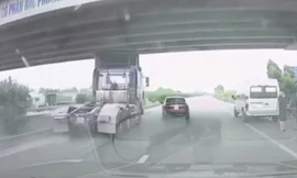 Tránh xe 5 chỗ nhập làn ẩu, tài xế xe đầu kéo phanh ‘cháy lốp’