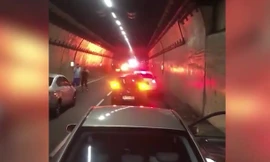 Người dân hoảng hốt khi chứng kiến ô tô bốc cháy trong đường hầm