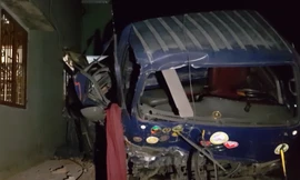 Kinh hoàng xe tải mất lái lao vào nhà dân