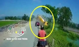 Xe bồn húc ô tô tải rơi xuống ao, tài xế may mắn thoát chết