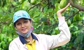 H'Hen Niê làm vườn, nấu ăn ngày tránh dịch