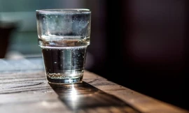 Tại sao nước để qua đêm có mùi hôi?