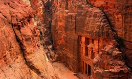 Thành cổ hàng nghìn năm ẩn mình trong đá