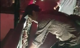 Thanh niên bị ‘ném đá’ vì mở ổ khóa trên cầu tình yêu, ném xuống sông