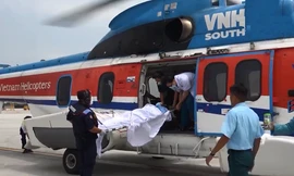 Trực thăng đưa 2 ngư dân gặp nạn ở vùng biển Trường Sa về đất liền cấp cứu