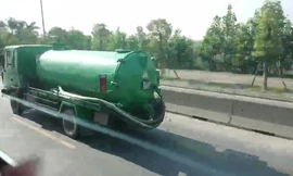 Xe hút hầm cầu vừa đi vừa xả... chất thải ra đường tại Hà Nội