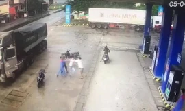 Tài xế xe đầu kéo đã phóng ngược chiều còn hung hăng đánh người