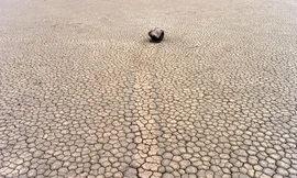 Thung lũng Chết nóng hơn 50 độ C, có những hòn đá tự di chuyển