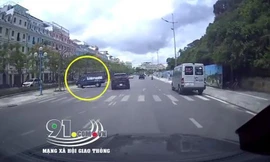 Vượt ẩu, xe tải lao cả lên vỉa hè, tông thẳng ô tô đang đỗ