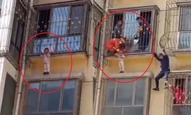Lính cứu hỏa và cảnh sát cứu trẻ bị treo lơ lửng ở tầng 3