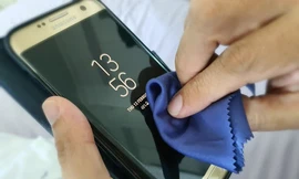 Vệ sinh điện thoại quan trọng hơn đeo khẩu trang?