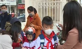 Trường học tổ chức rửa tay sát khuẩn và đo nhiệt độ cho học sinh