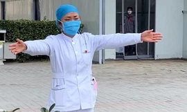 Vòng tay ôm con của nữ y tá trong dịch bệnh