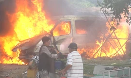 Hai ôtô vô chủ bốc cháy