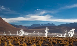 Khung cảnh siêu thực ở cánh đồng có hàng chục mạch nước phun