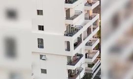Thót tim xem em bé chạy tung tăng trên rìa tường tầng 4 tòa nhà cao tầng