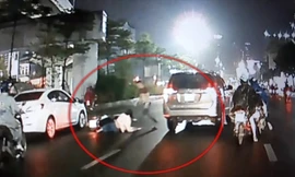 Người phụ nữ chở con nhỏ tạt đầu, tông vào ô tô 7 chỗ