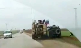 Xe quân sự Mỹ tạt đầu xe thiết giáp Nga ở Syria