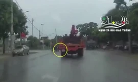 Tông vào đuôi xe ben, 2 người trên xe máy bị xe tải cán thiệt mạng