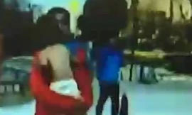 Bé gái 2 tuổi bị mẹ bắt cởi trần giữa trời lạnh