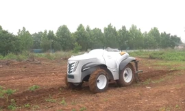 Máy cày không người lái trang bị mạng 5G