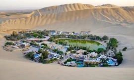 Ngôi làng bao quanh ốc đảo hiện lên như ảo giác