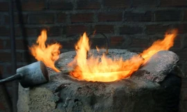 Cảnh sản xuất đồ đồng ở làng nghề hơn 200 năm