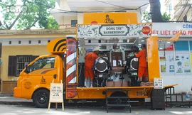 Tiệm cắt tóc trên ô tô tải phục vụ sinh viên giá 2.000 đồng