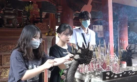 Sĩ tử kéo đến Văn Miếu cầu may trước ngày thi