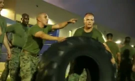 Bài tập thể lực giúp thủy quân lục chiến Mỹ tăng cường sức chiến đấu