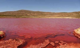 Truyền thuyết về hồ nước bị nguyền rủa có màu đỏ như máu