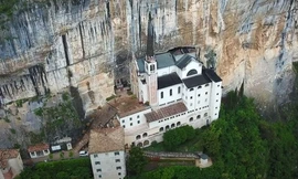 Nhà thờ nằm cheo leo vách núi cao hơn 500 m ở Italy