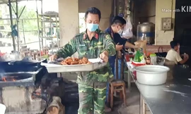 Bộ đội nấu cơm phục vụ các công dân đang bị cách ly