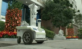 Robot kết nối 5G được sử dụng để giảm lây nhiễm nCoV