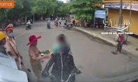 Người phụ nữ đi sai làn đường còn 'thi gan' trước đầu xe container