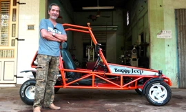 Ông già tự chế xe đua