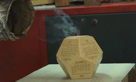 Hai chàng trai bán lịch gỗ 12 mặt