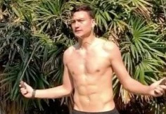 Thủ môn Lâm Tây đăng clip nhảy dây khoe body 6 múi