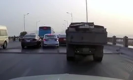 Phanh gấp tránh mố cầu, xe con bị xe tải đâm bẹp