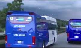 Xe chở công nhân chạy tốc độ cao cản đường xe chữa cháy