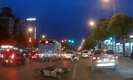 Hiện trường xe 'điên' đâm hàng loạt xe máy, 7 người nhập viện ở Hà Nội