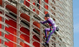 Liều mạng leo tòa tháp chọc trời bằng tay không