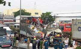 Hiện trường vụ xe tải tông xe container làm 3 người tử vong