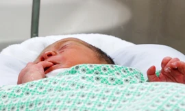 20 phút cứu bé trai bị bỏ ở khe tường