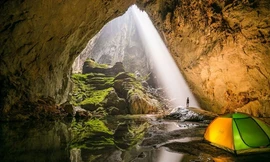 Luồng sáng hiếm hoi chiếu vào hang động lớn nhất thế giới