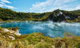 Hồ nước sôi sục, bốc khói quanh năm