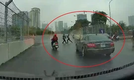 Hai tài xế dừng ô tô giữa đường lao vào đánh nhau sau va chạm