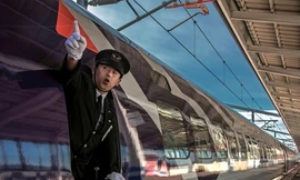 Vì sao nhân viên tàu hay chỉ trỏ?