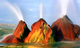 Gò đá phun nước nóng hơn 90 độ C giữa sa mạc