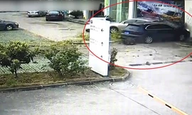 Porsche mất lái đâm vào đại lý ô tô 